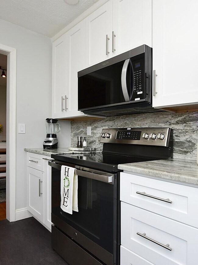 Building Photo - 619 S 68th St