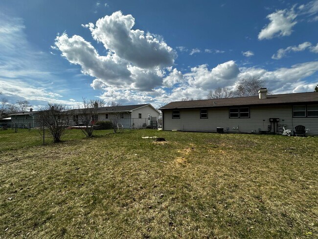Building Photo - 2746 Nicolet Dr