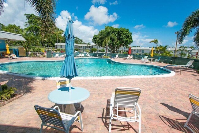 Building Photo - 3280 Lake Osborne Dr