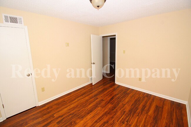 Building Photo - 3340 Morningview Dr