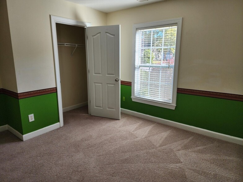 Building Photo - 176 Whispering Oaks Dr