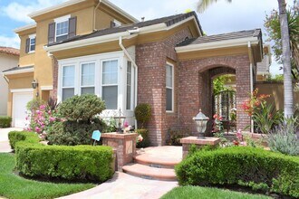 Building Photo - Beautiful 5 bedroom, 5 bath home in Desira...