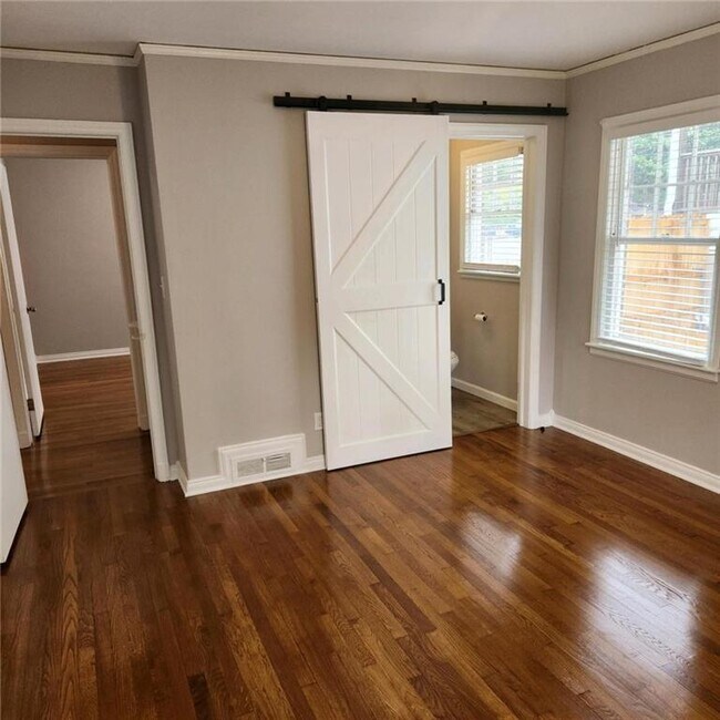 Building Photo - 1049 Ormewood Ave SE