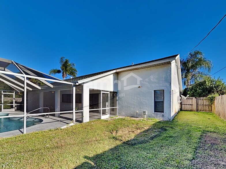Building Photo - 1501 SE Mariana Rd