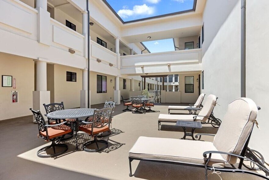 Building Photo - Modern 3 Bed, 2 Bath Condo for Lease – 1,320 Sq Ft – Prime Sherman Oaks Location