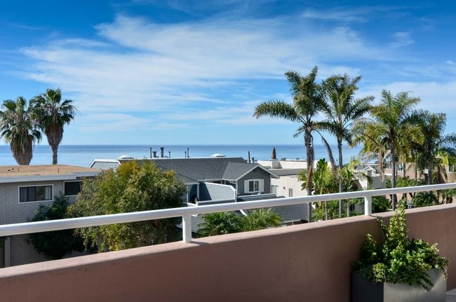 whale watching balcony - 2281 Cambridge Ave