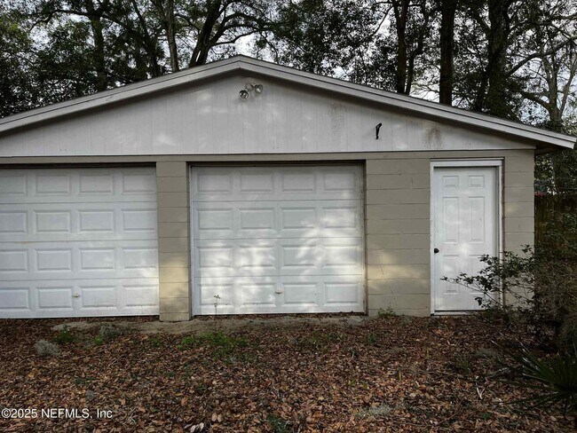 Building Photo - 5467 N River Rd