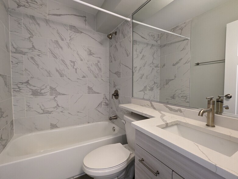 Building Photo - 456 W Barry Ave