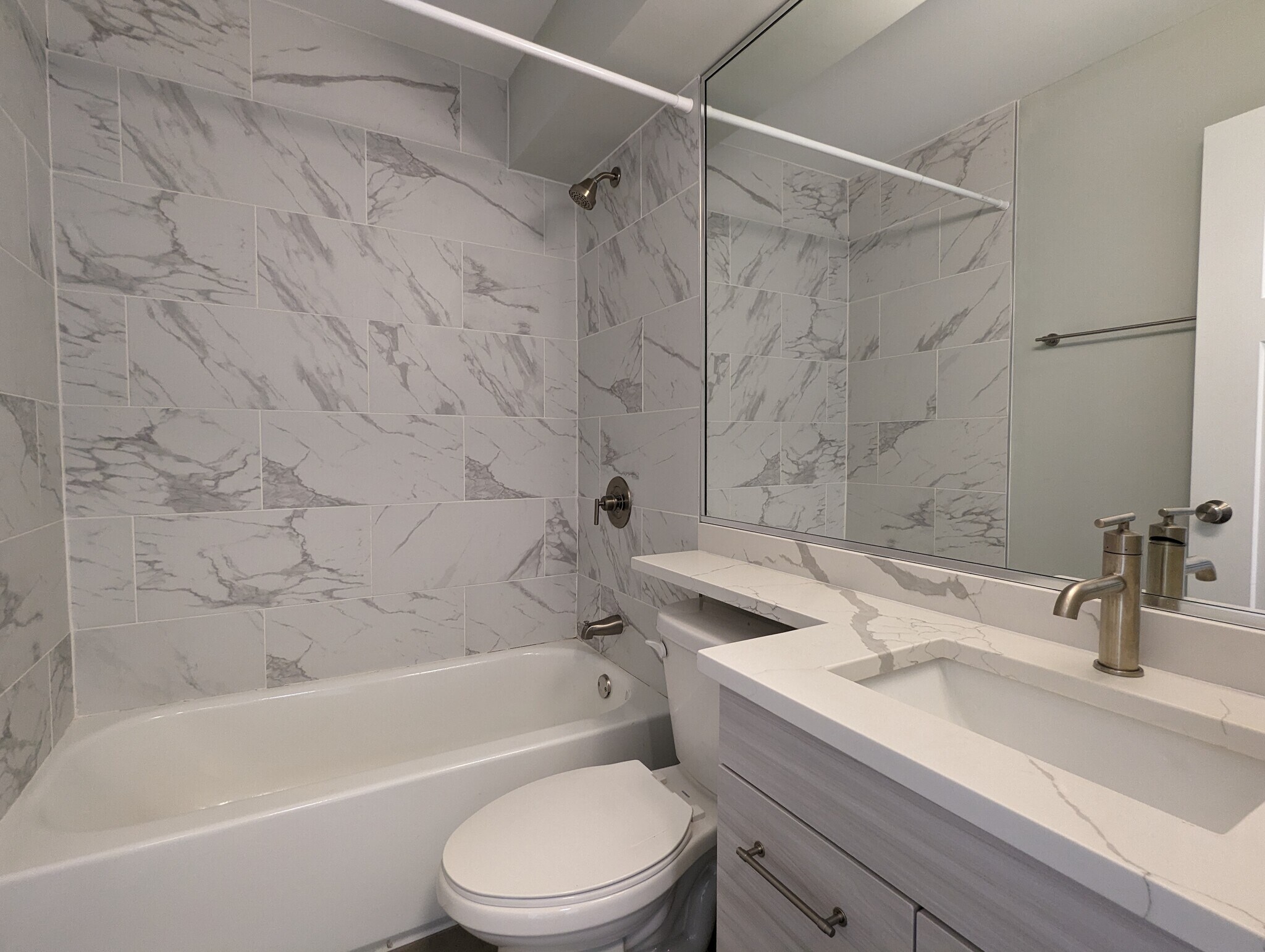 Building Photo - 456 W Barry Ave