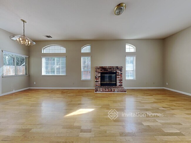 Building Photo - 1015 Linda Vista Way