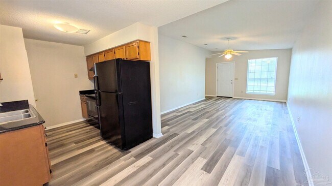 Building Photo - 424 Pine Crescent Way