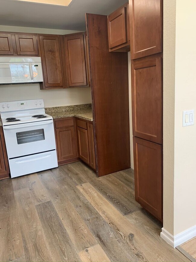 Building Photo - 2 bed / 2 bath unit in RSM available August 6th!!