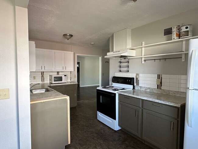 Building Photo - Updated 3 Bedroom Home with Large Kitchen ...
