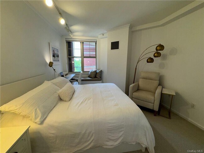 Building Photo - 300 Mamaroneck Ave