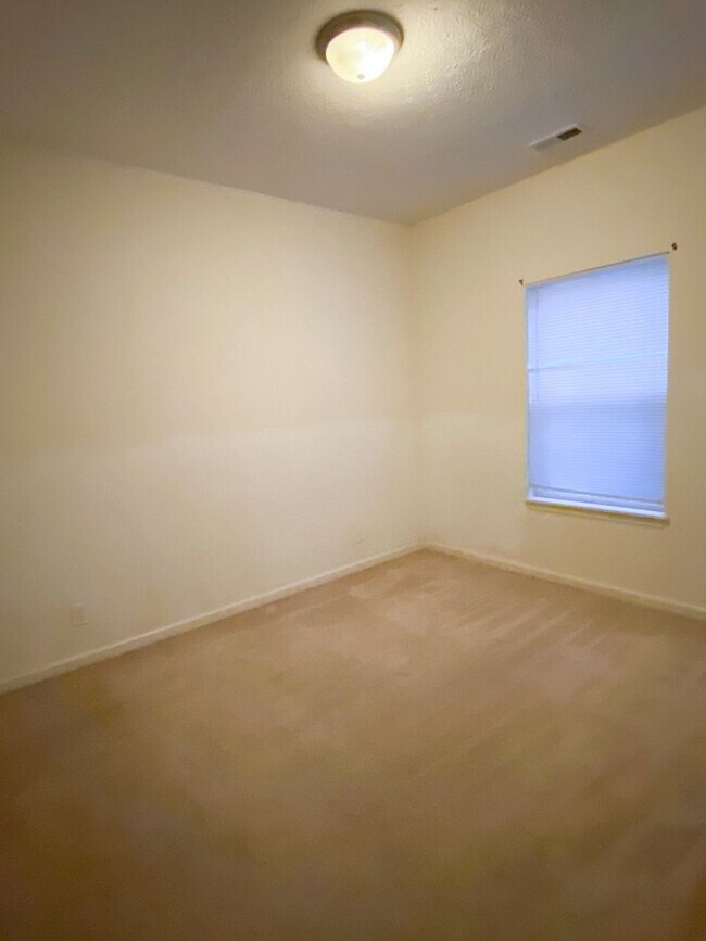 Building Photo - 3 Bedroom Home In Lindberg Village