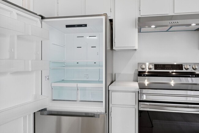 Building Photo - Freshly Renovated Single-Story Home with Huge Backyard & Prime Commuter Location!
