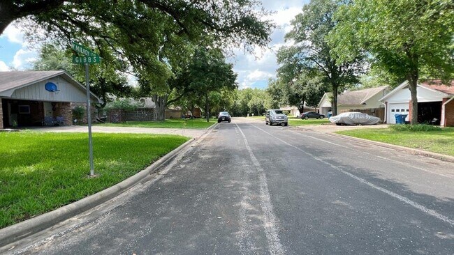 Building Photo - 903 Milroy Dr W