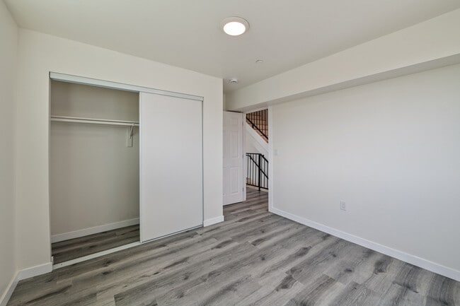 Building Photo - 1237 N Kenmore Ave