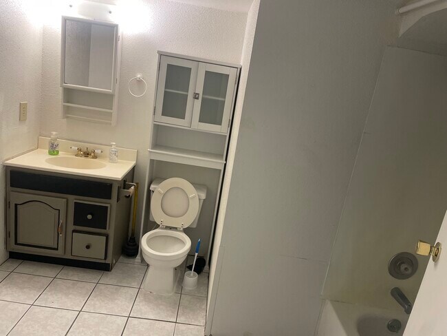 Building Photo - 412 15th Ave S