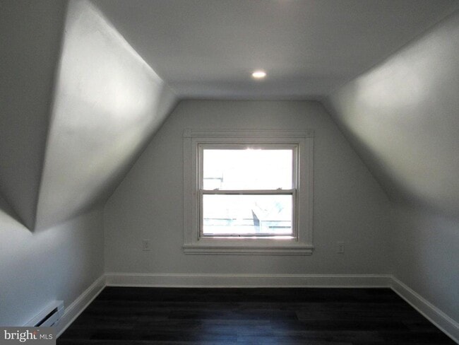 Building Photo - 704 Oak Ln