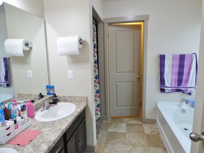 Building Photo - Great 4 Bd 3.5 Bath Townhome