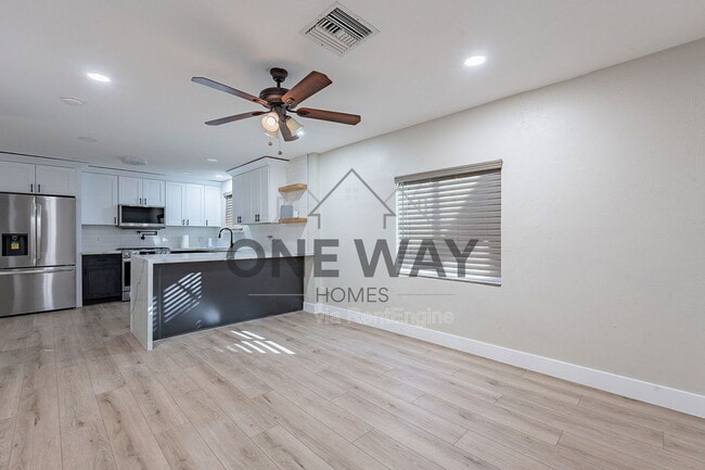 Building Photo - 745 E Pierce St