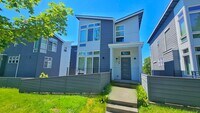 Building Photo - 3 Bed 3.5 Bath Townhome in the Heart of Do...
