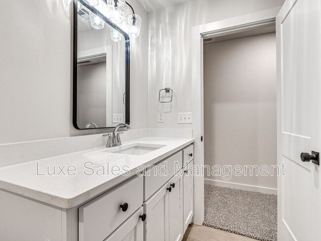 Building Photo - 612 W 2nd St