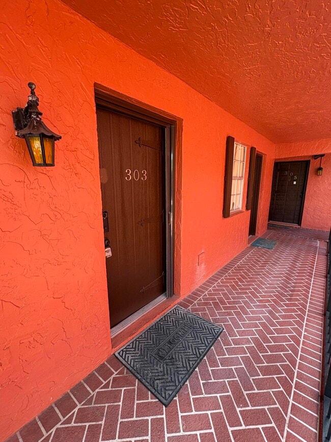 Building Photo - 680 Tennis Club Dr