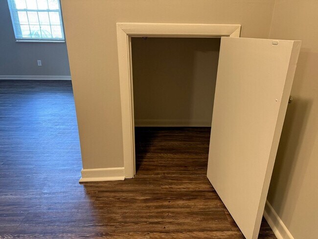 Building Photo - 8721 Gleason Dr