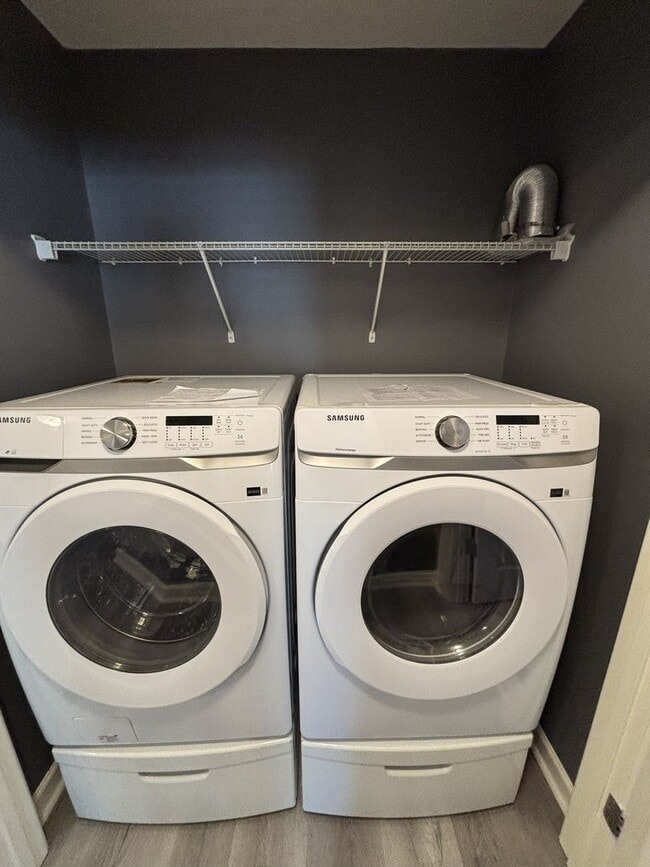 Building Photo - Gated Private Community! Spacious 3 Bedroom and 2.5 Bath End Unit Townhome