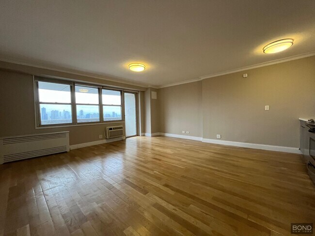 Building Photo - 310 Greenwich St