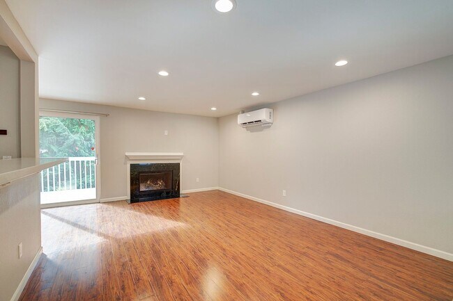 Building Photo - 2Bd/1.75Ba Kirkland Townhouse