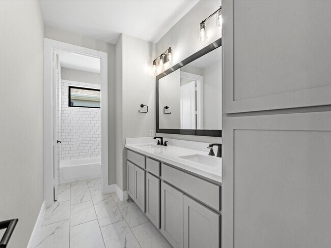 Building Photo - 12038 Royal Oaks Banner Wy