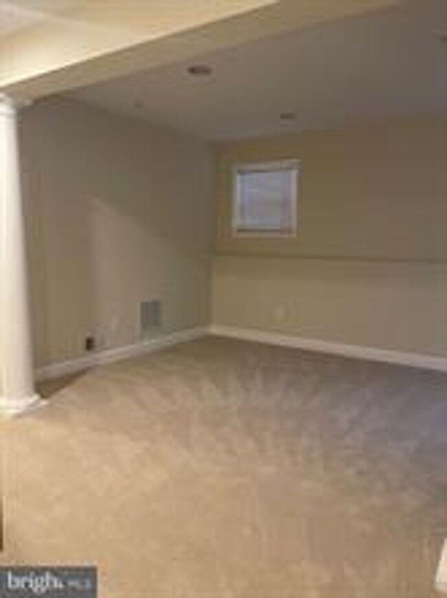 Building Photo - END UNIT TOWNHOUSE WITH 2 CAR GARAGE, 4 BE...