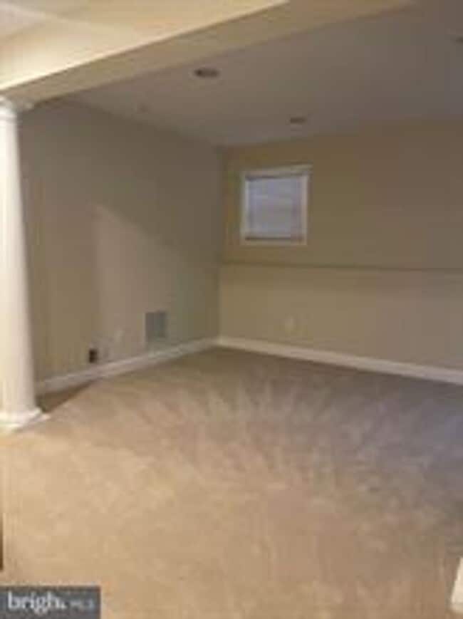 Building Photo - END UNIT TOWNHOUSE WITH 2 CAR GARAGE, 4 BEDROOMS AND 3.5 BATHS..FINISHED REC ROOM
