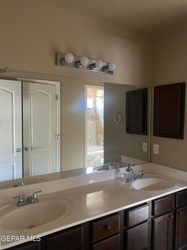 Building Photo - 7732 Maple Landing Court
