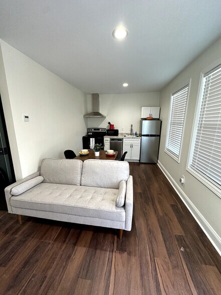 Building Photo - 107 David St