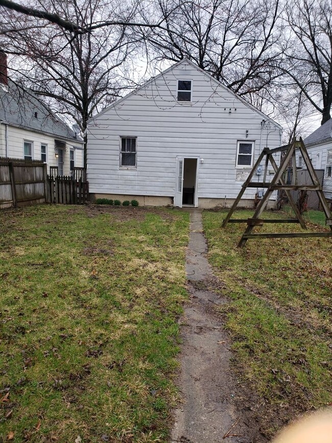 Building Photo - 2 Bedroom near McMillen Park