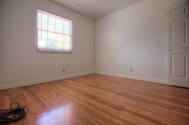 Building Photo - Lovely 3-Bedroom, 2-Bath Home - Parkmont A...