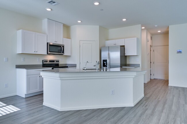 Building Photo - NW 3 Bedroom Townhouse!! Gated Community P...