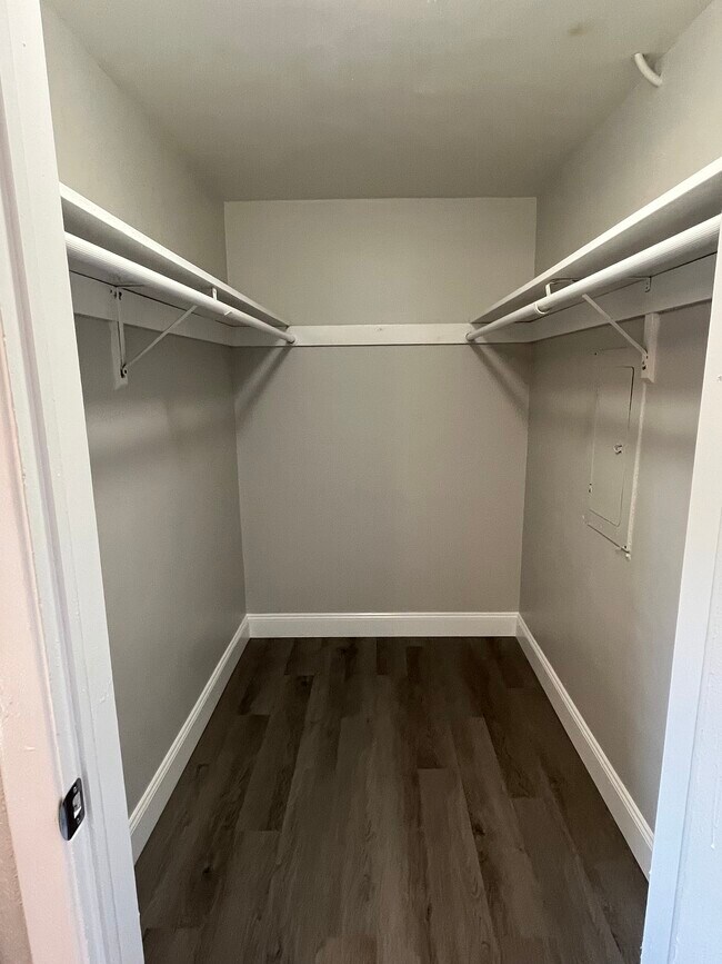 Building Photo - 607 Lyndhurst St