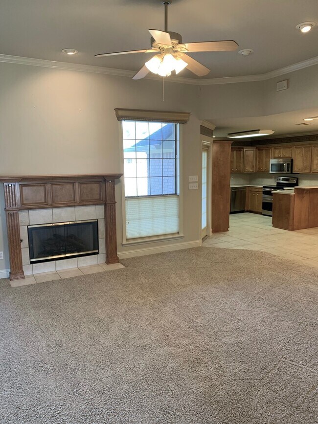 Building Photo - BEAUTIFUL HOME IN AZALEA GARDENS