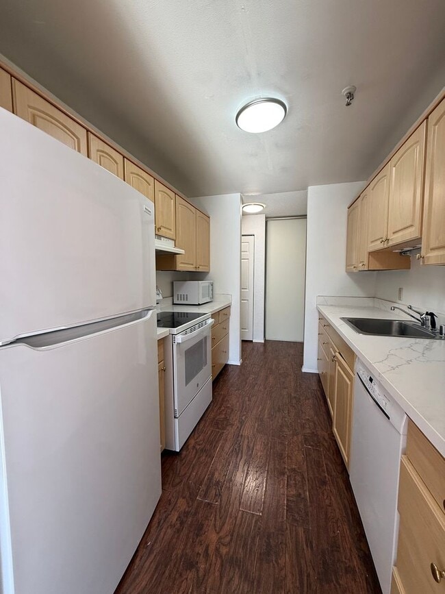 Building Photo - Well Maintained 2BD/2BTH Lynnwood Condo for Lease in Gated Community!