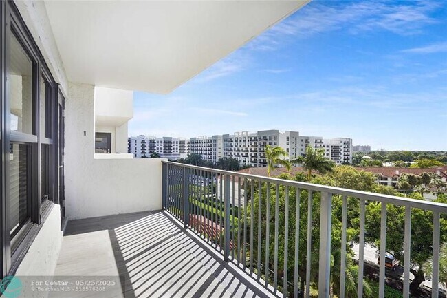 Building Photo - 3200 Port Royale Dr N