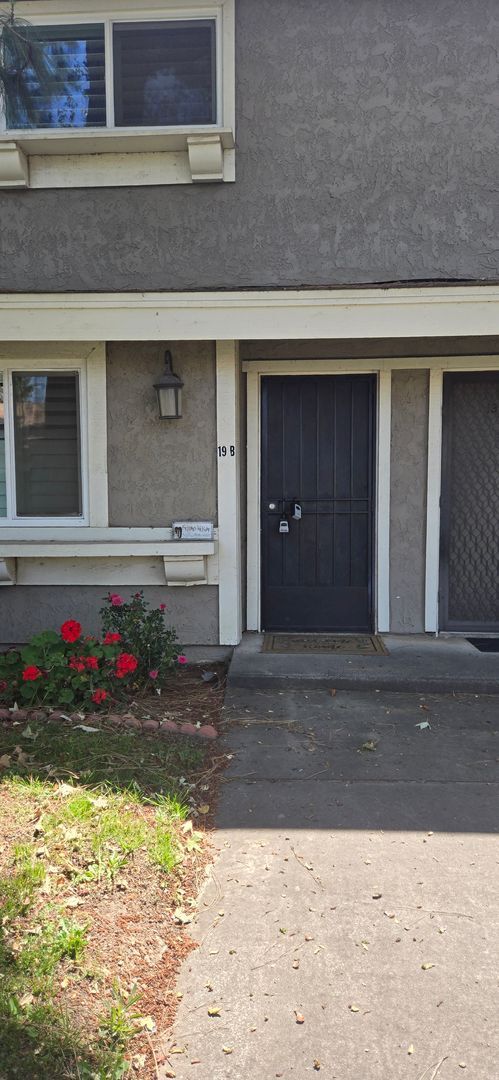 Building Photo - Centrally Located Redlands Townhome