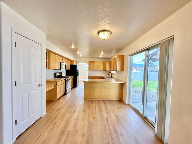Building Photo - Newly Renovated Expansive Multi story 4 be...