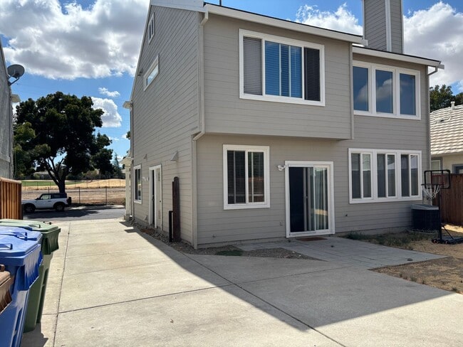Building Photo - Terrific Brentwood Neighborhood steps from...
