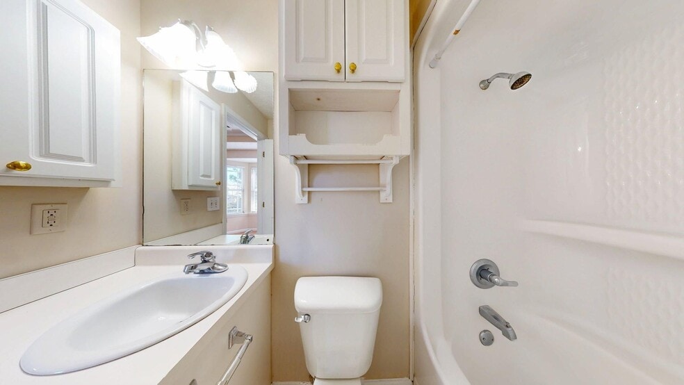 Building Photo - 3 Bedroom Unit at Ross Park