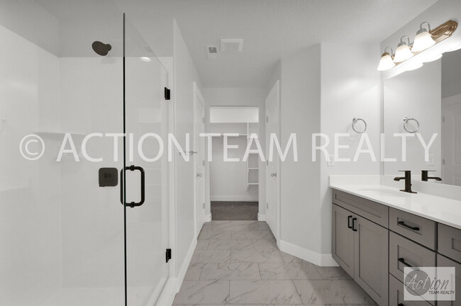 Building Photo - Mid-Row Townhome located in Bluffdale!